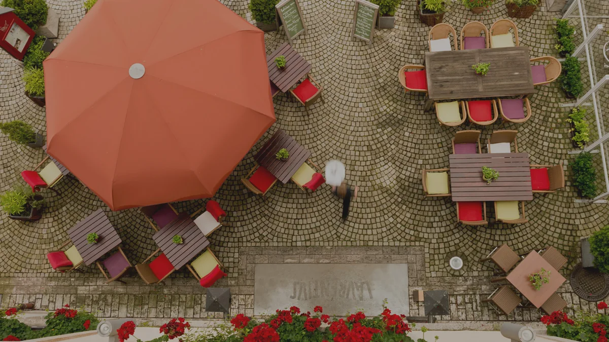 Blick von oben auf die Hofterrasse des Hotel Laurentius