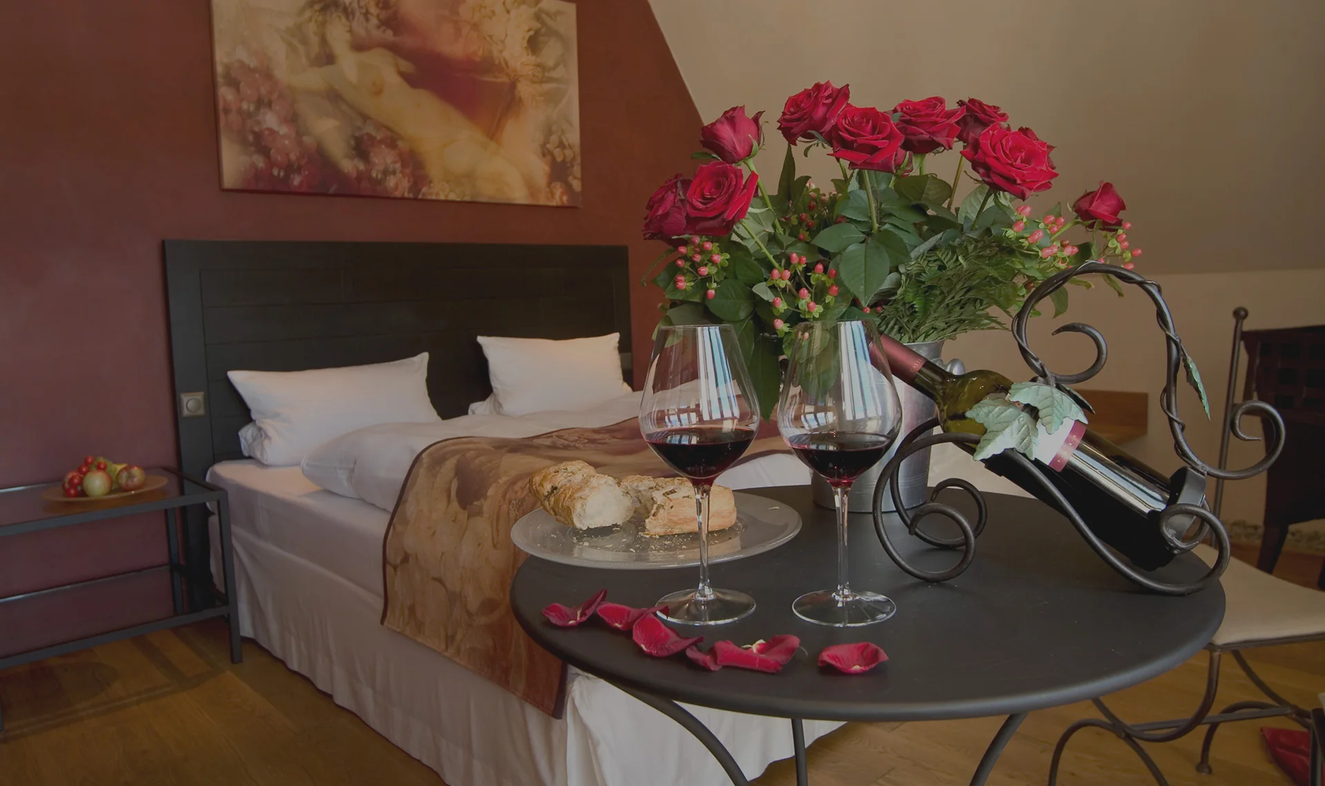 Romantisch eingedeckte Suite mit Rotwein und Rosen im Hotel Laurentius