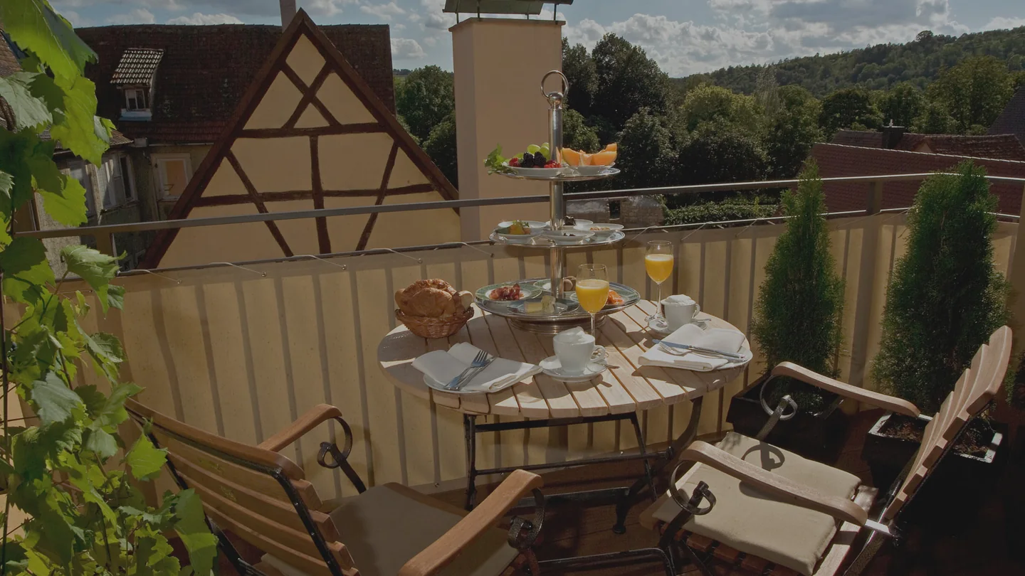 Frühstück auf dem Balkon mit Blick über Weikersheim ins Taubertal